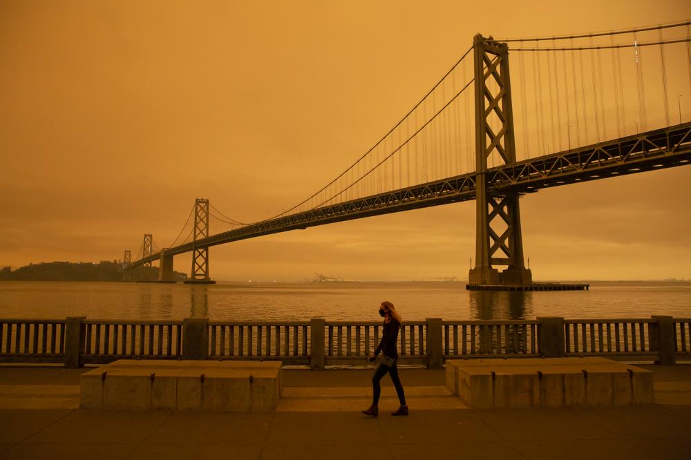De Golden Gate bridge onder een oranje rooklucht. Bron: ANP