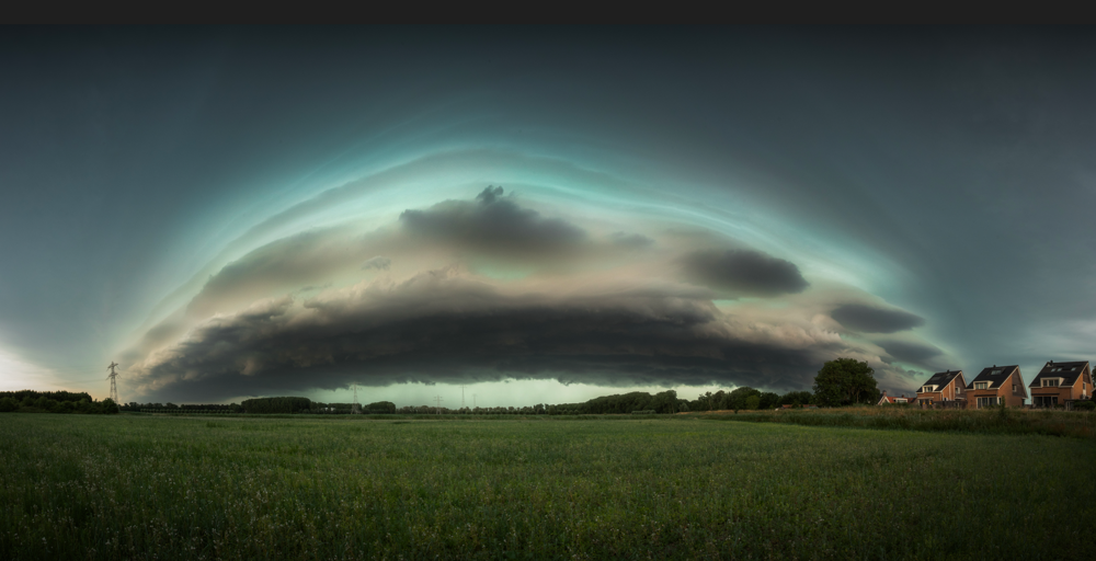 Recht voor een shelfcloud. (Bron: JÃ¸rgen Van Meijbeek, Poortugal)