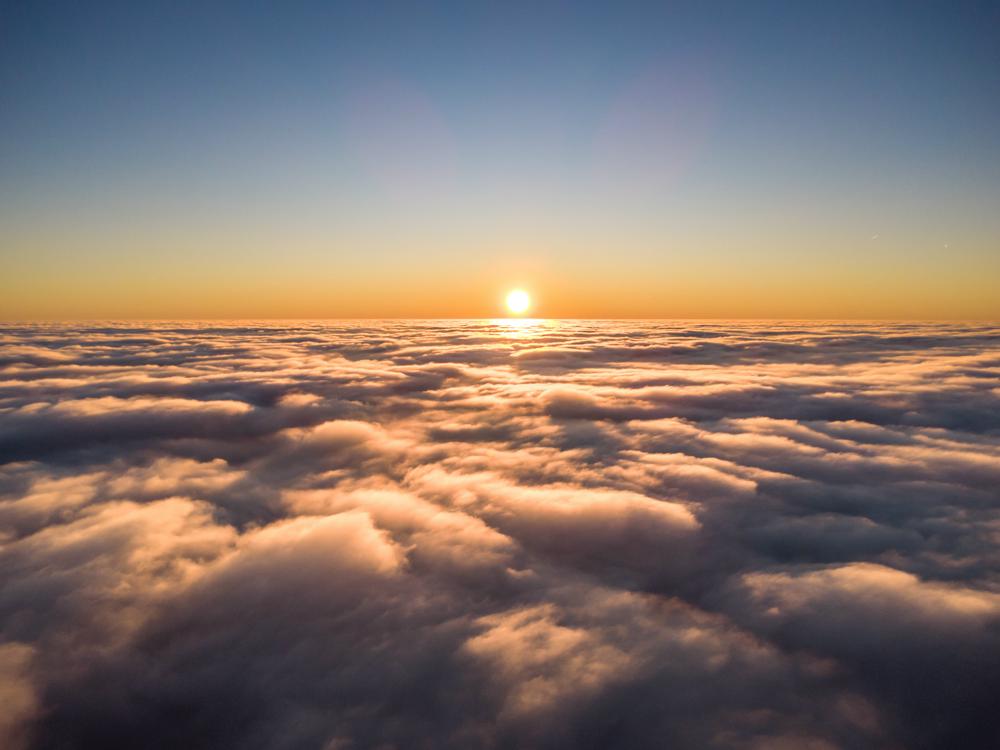 Boven de wolken schijnt de zon... De wolkenlaag was 'slechts' 200 meter dik (foto: Tim Zijlstra)