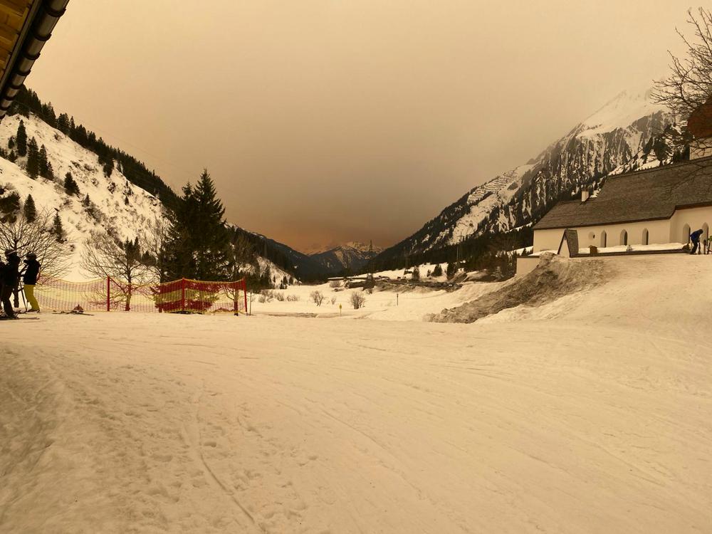 Sankt Anton, Oostenrijk toen het Saharastof was gearriveerd... (foto: Trudie Kempen)