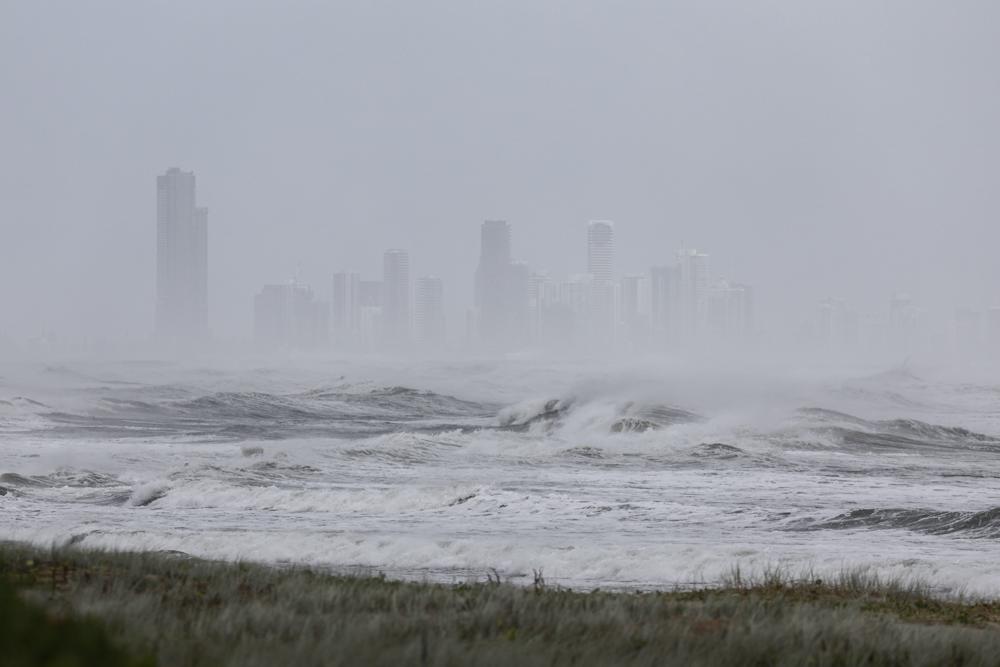 Onstuimig bij Coolangatta op nadering van cycloon Alfred