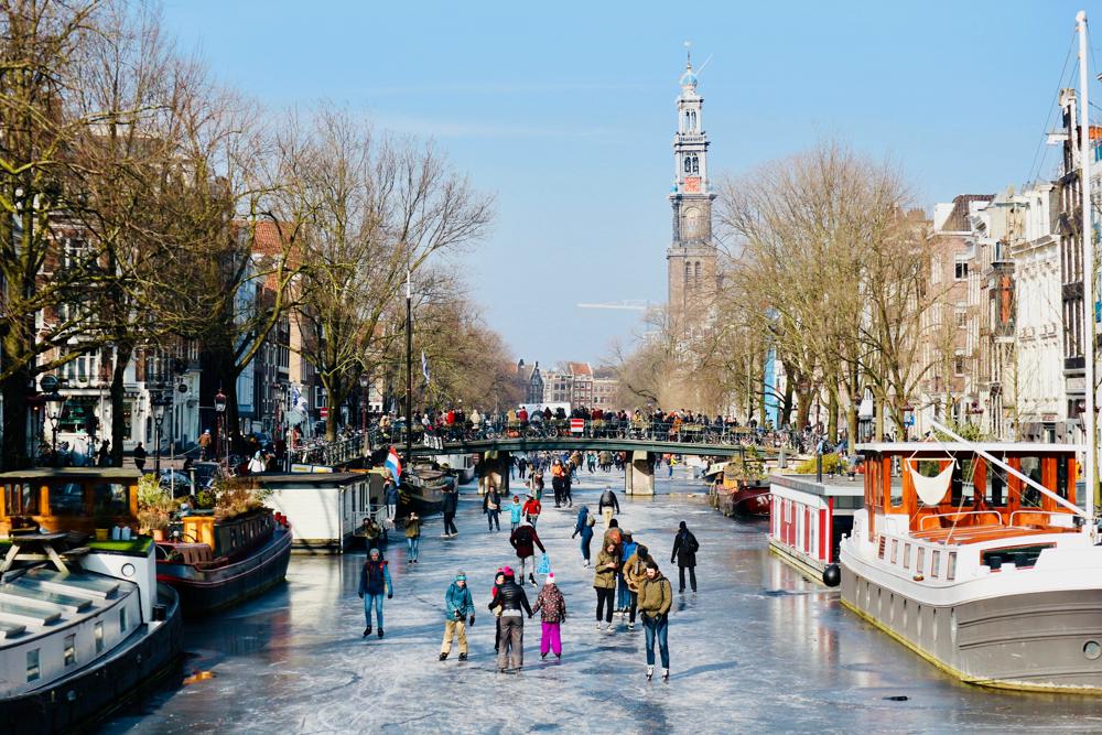 Weet je het nog? Begin maart 2018 werd er volop geschaatst. Op de foto de Prinsengracht te Amsterdam. Maart kent vele gezichten... (foto: Eline van den Honert)