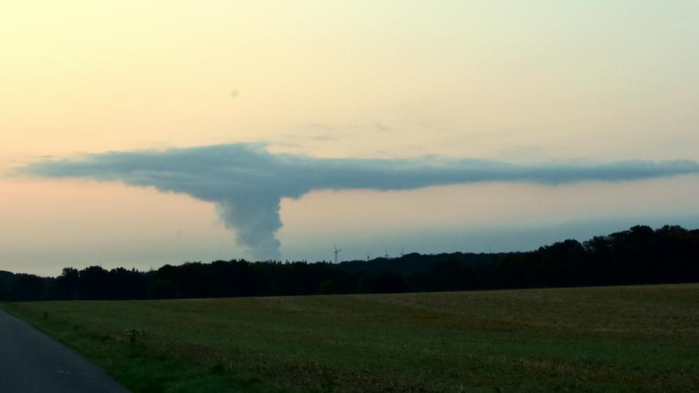 Rookpluim smeert zich uit tegen de inversie (foto: Hans Janssen)