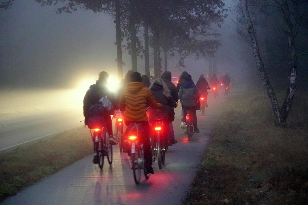 Wel goed; verlichting aan, deze fietsers zijn op grotere afstand goed zichtbaar (foto: Ben Saanen)