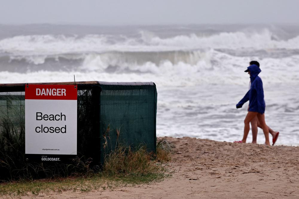 Gold Coast, AustraliÃ« - Ondanks de waarschuwingen begeeft een enkeling zich nog op het strand. (foto: ANP)