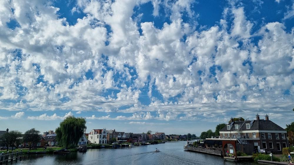 Dinsdag wellicht onweersverklikkers te zien? De aanwezigheid van Altocumulus Castellanus duidt op onstabiliteit op enig ehoogte en is een indicatie voor onweersbuien. (foto: Niole Heij)