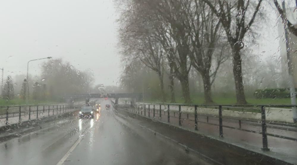 Niet alleen bij mist, ook bij regenval is het zaak zichtbaar te zijn in het verkeer (foto: Nico Vink)