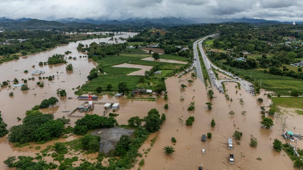 Het extreme weer van afgelopen jaar werd ondermeer veroorzaakt door tropische cyclonen, zoals Senyar en Ditwah. Deze tropische stormen veroorzaakten overstromingen in Sri Lanka, Indonesie en Thailand, met vele doden tot gevolg.