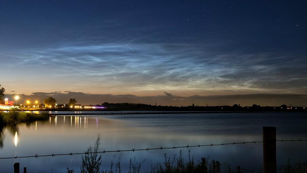 20160706_MaartenBouwman_Nijmegen_lichtendenachtwolken.jpg