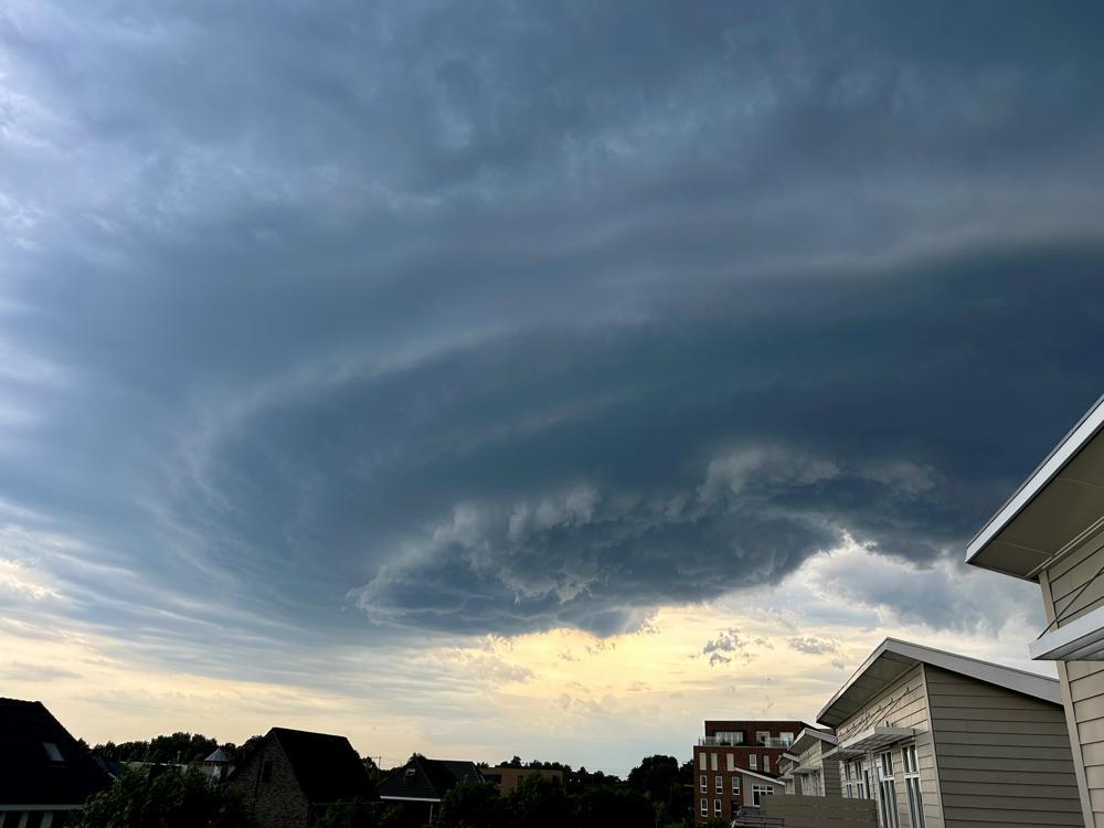 Ook in Arnhem was de structuur van een supercell nog in het wolkendek te zien