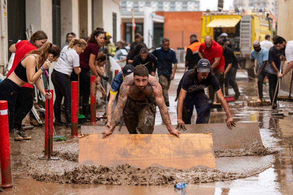 13 oktober 2025 - De straten van het Spaanse stadje La Rapita worden door de inwoners schoongemaakt, na overstromingen veroorzaakt door Alice. (foto: ANP)