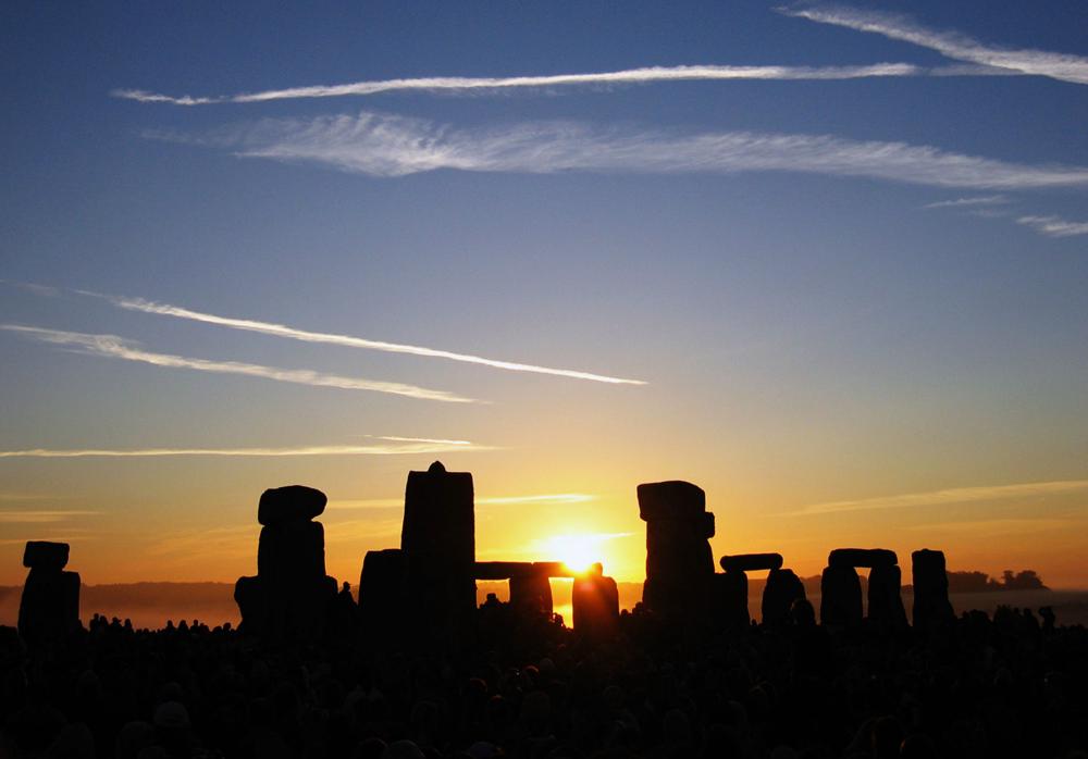 Summer_Solstice_Sunrise_over_Stonehenge_2005.jpg