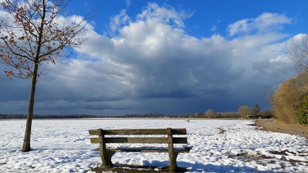 Maartse buien lieten vorig jaar rond deze tijd een besneeuwd landschap achter in oa. Zuidlaren (foto: Astrid Bosker)