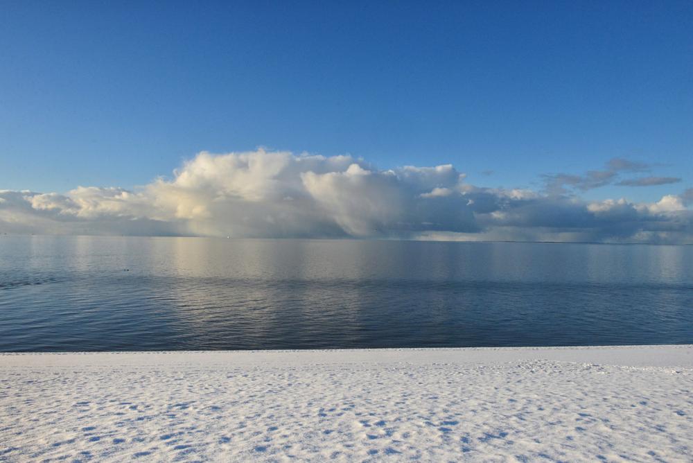 Winterse bui boven de Waddenzee (foto: Yvonne Bleijinga)