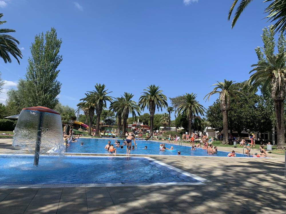 In Spanje is het ronduit heet. Ook langs de toeristische kust komt de temperatuur met gemak boven de 30 graden uit. (Foto: Castell dâ€™Aro, Guus van de Wetering)