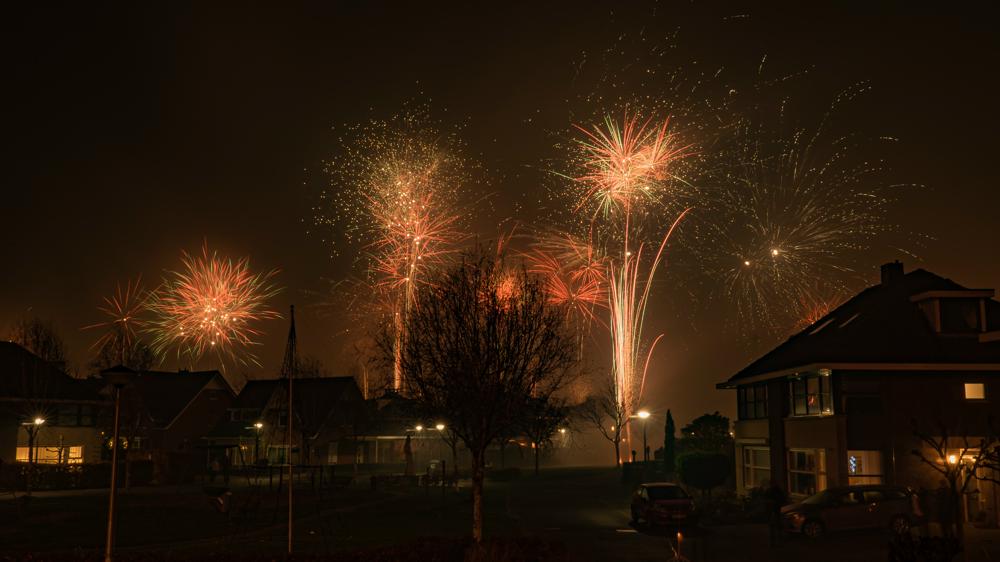 Het is de vraag of het door de harde wind verstandig is vuurwerk af te steken. Ook de vuurwerkshows tijden de jaarwisseling komen in het geding. (foto: Chris Biesheuvel)