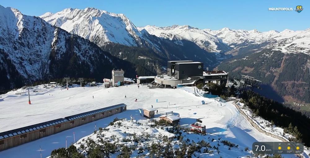 Mayrhofen vanaf de Ahornbahn op 2000m hoogte. Bron: Feratel Webcam