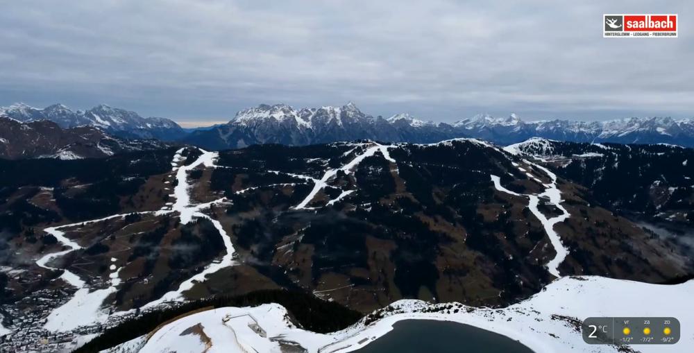De zuidhellingen van Saalbach gezien vanaf de Schattberg Ost. Bron: Feratel webcam