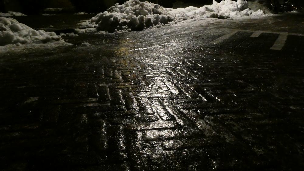 Spekgladde ijslaag door ijzel, vanochtend in Heerenveen (foto: Albert Thibaudier)