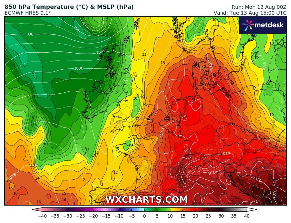 De warme lucht verplaatst zich het komende etmaal verder nar het oosten (situatie dinsdag 17:00 uur lokale tijd)