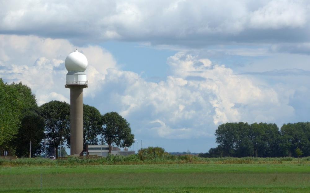 De radarantenne van het KNMI in Herwijnen KNMI Hans Beekhuis.jpg