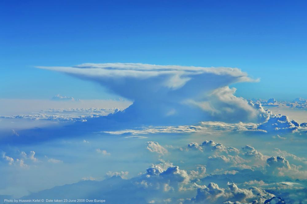 Een wolk torent ver boven de rest uit... (foto: Hussein Kefel)