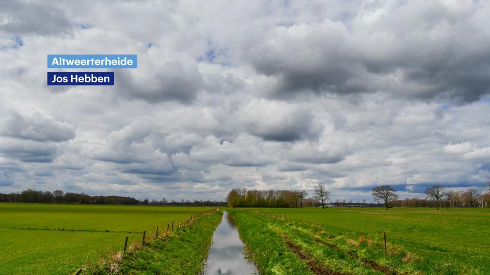 Lucht is dichtgesmeerd met stapelwolken