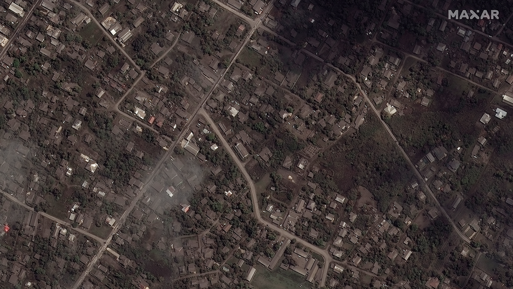 Luchtfoto's van Tonga bedolven onder een laag as.