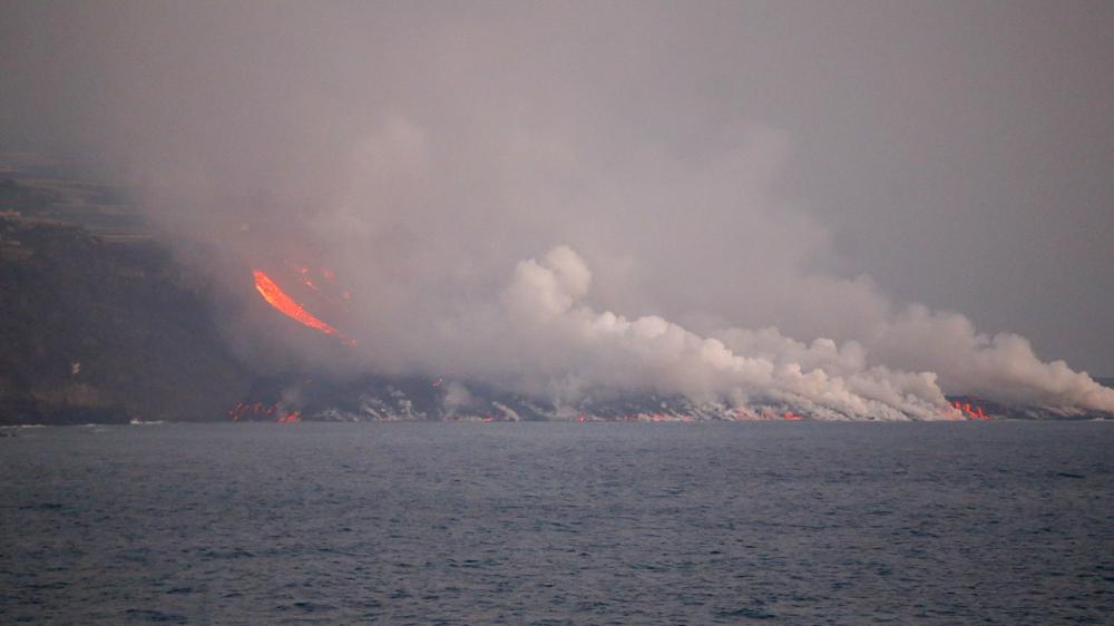 Zodra de gloeiendhete lava de zee raakt ontstaan stoomwolken, gaswolken met zoutzuur en is er kans op explosies. (foto: ANP)