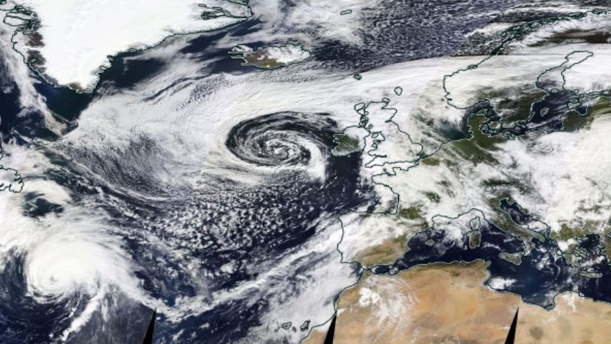 Het lagedrukgebied ten westen van Ierland (gisteren) en orkaan Kirk duidelijk zichtbaar (linksonder in de foto). bron: NASA