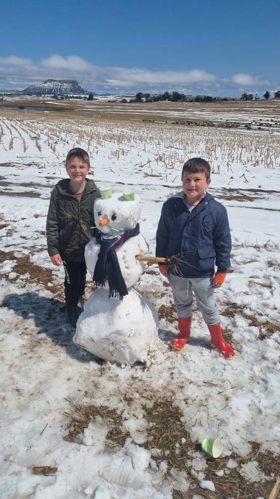 Deze sneeuwpop zal er met de oplopende temperaturen niet lang meer staan (foto: Madie Brand, Harrismith)