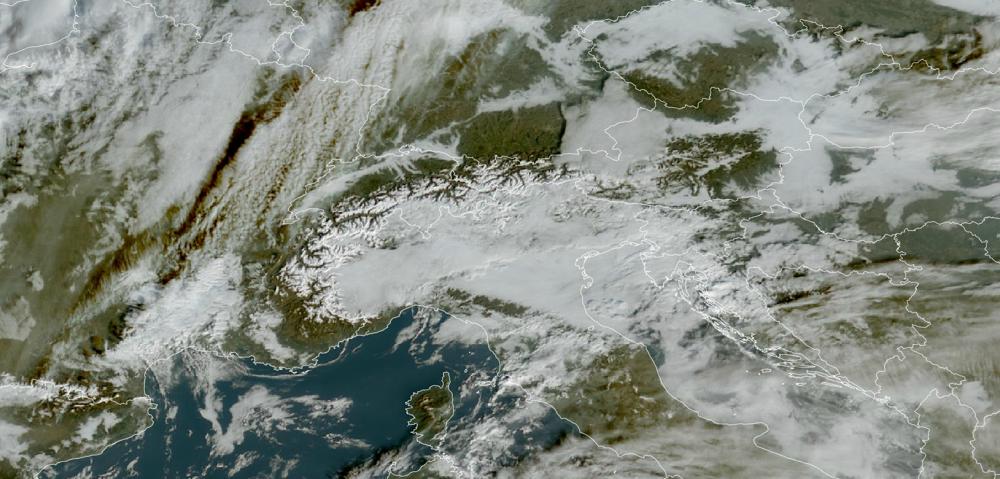 Noordkant van de Alpen ligt grotendeels in de zon. Aan de zuidkant hangen wolken met hieruit soms een beetje sneeuw.