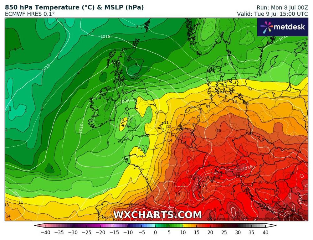 Dinsdagmiddag 17:00 uur ligt de bel met warme lucht over BelgiÃ« en trekt vervolgens noord/noordoostwaarts. (bron: WXCharts)