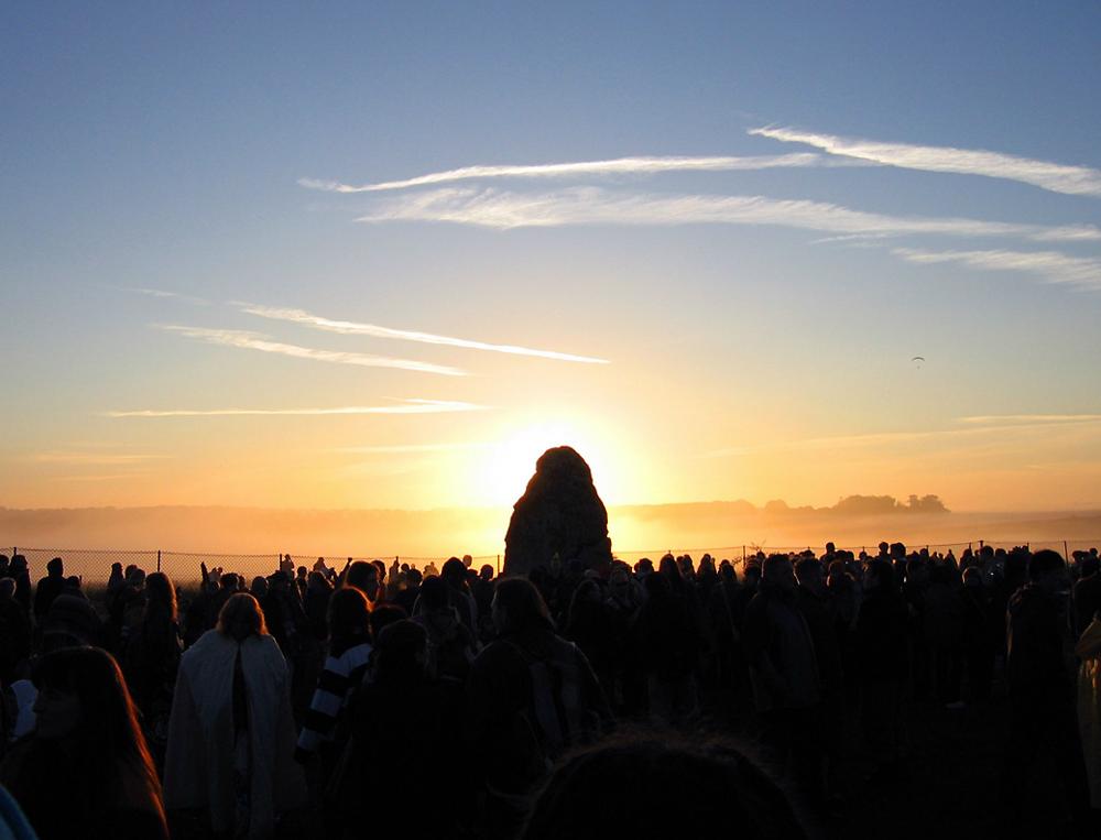 Sun_behind_the_Heel_Stone_Andrew Dunn_Wikipedia.jpg