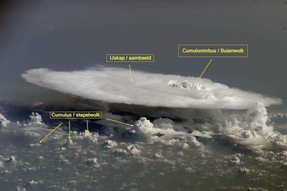 Luchtfoto van Cumulus-wolken en een Cumulonimbus Capillatus (buienwolk in volwassenstadium). Op deze foto is goed te zien dat een bui zeer plaastelijk kan zijn. (foto: NASA)