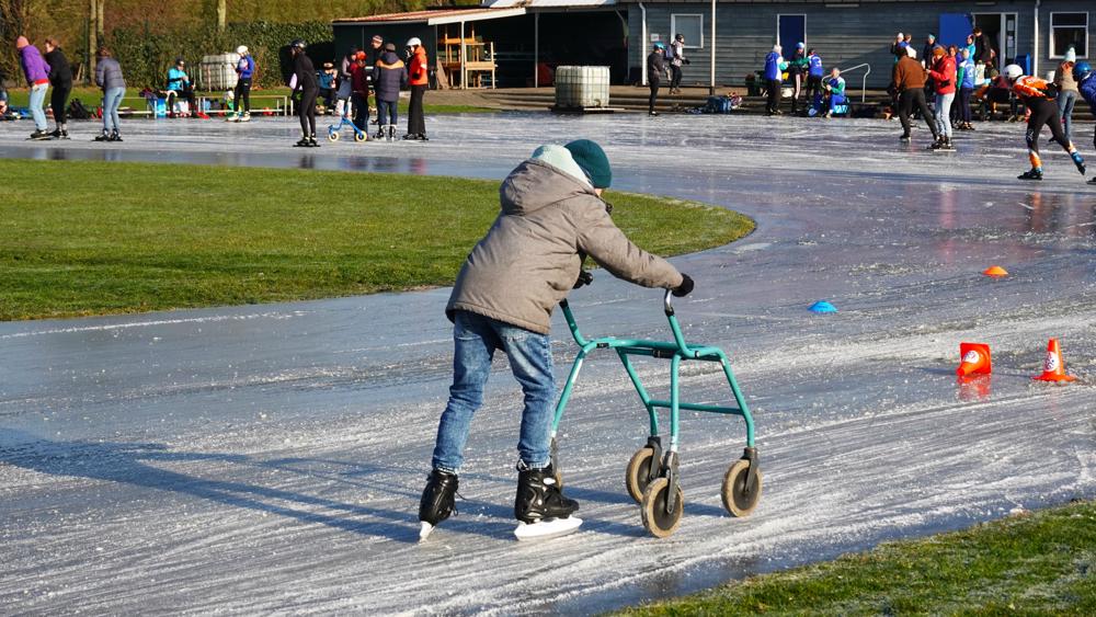 De eerste slagen voor deze beginnende schaatser in Warmond (foto: Ton Wesselius)