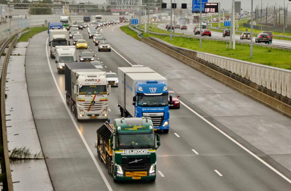 Hoge bomen vangen veel wind, zo ook hoge voertuigen (foto: Ton Wesselius)