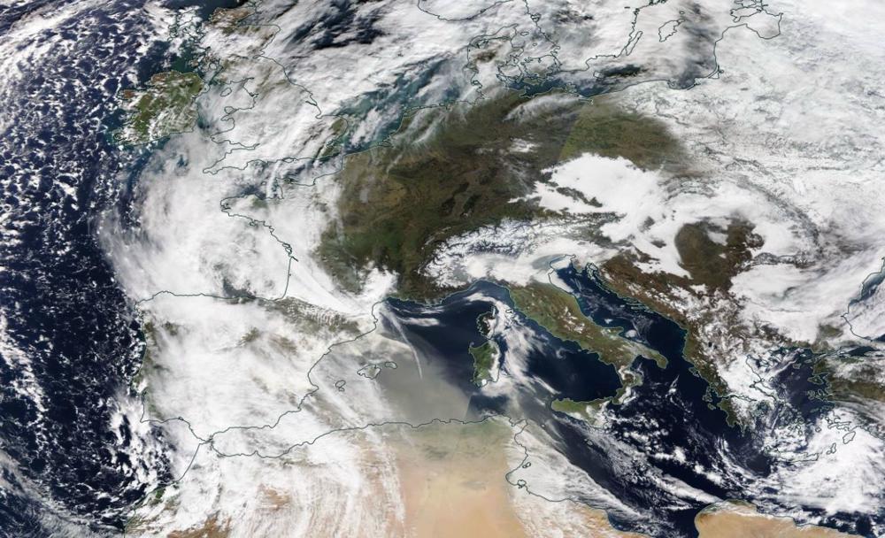 Satellietbeeld met gelige Saharastof rondom de Balearen. (Bron: NASA)