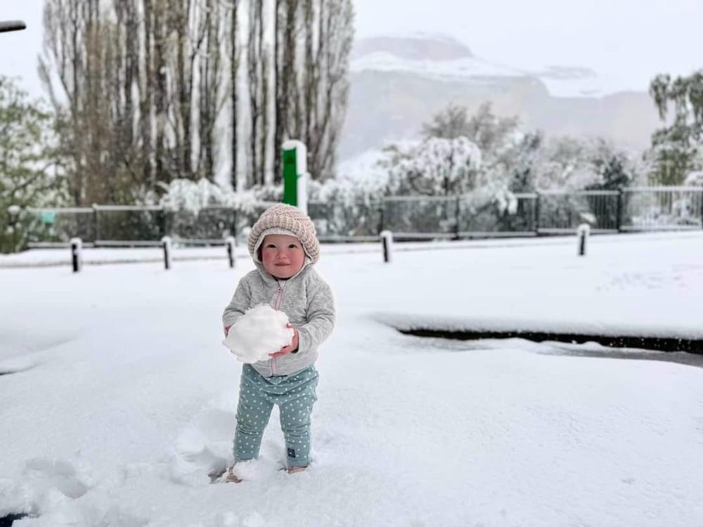 Niet alleen maar ellende, er was ook ruimte voor sneeuwpret (foto: Sarigne Greyling, Kiara Lodge - Golden Gate)