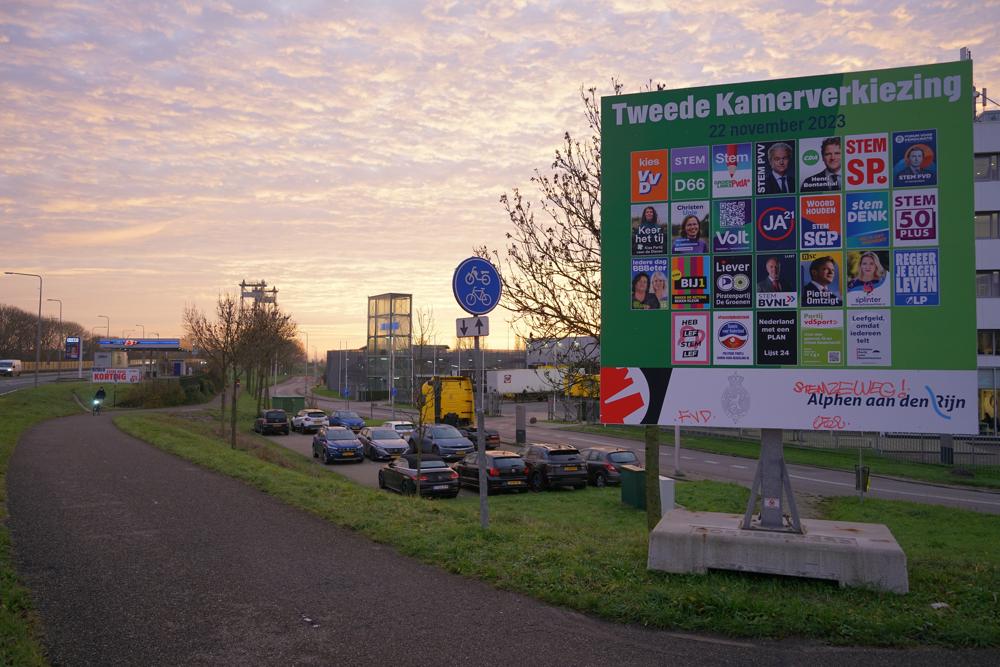 Deze verkiezingsdag ging koud van start en in een deel van het land met bewolking. (foto: Joost Mooij)