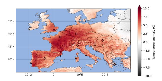 Hoogste gemiddelde temperatuur over een periode van 5 dagen op elke locatie in Europa vergeleken met het zomerklimaat (juniâ€“augustus), binnen de periode van 23 juni t/m 2 juli 2025. Zwarte cirkels geven de twaalf steden aan die in deze analyse zijn onderzocht: Londen, Parijs, Frankfurt, Zagreb, Boedapest, Athene, Rome, Milaan, Sassari, Barcelona, Madrid en Lissabon. (Bron: World Weather Attribution)