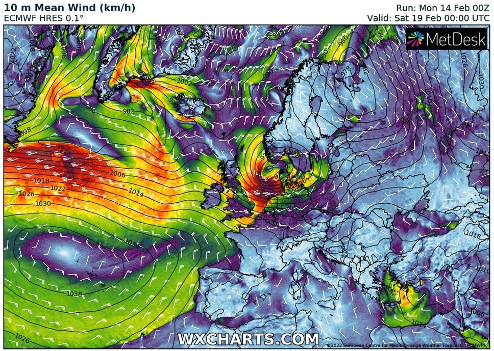 De verwachting (ECMWF) van de luchtdruk en de wind aan de grond voor hetzelfde tijdstip; storm Eunice net ten zuiden van Noordwegen en een enorm windveld op de Noordzee.