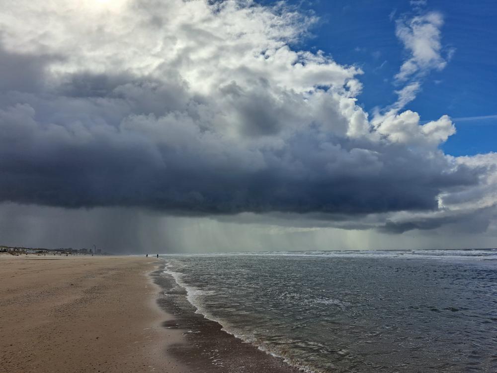 Imposante buienlucht aan zee (foto: Yvonne Raphael)