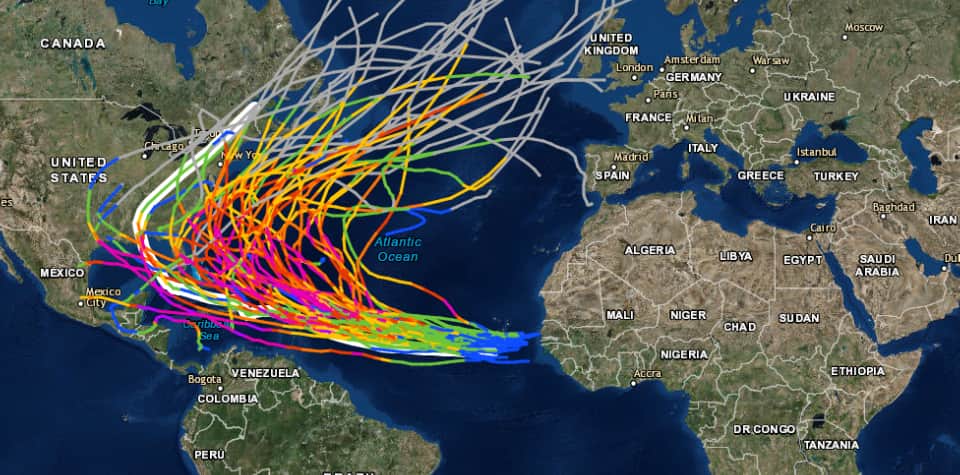 Elk lijntje staat voor een orkaan en de route die de orkaan heeft afgelegd (bron: NOAA)