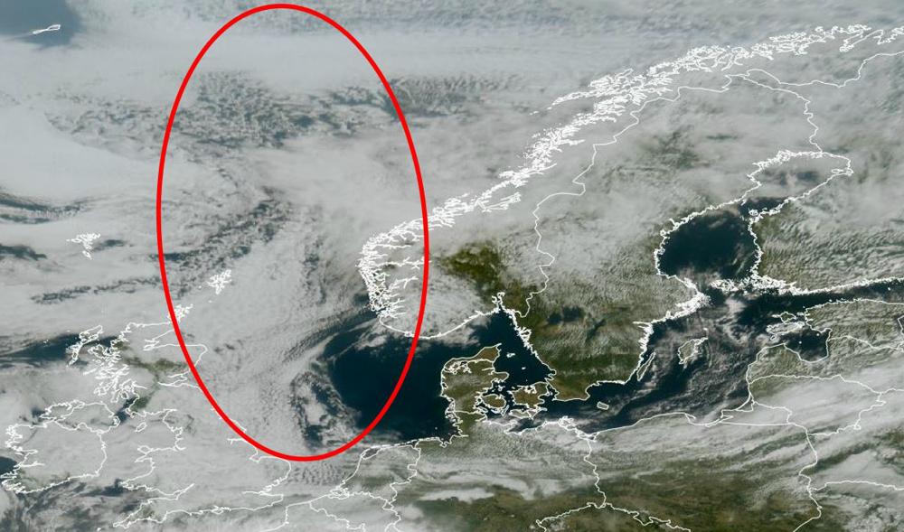 wolken vanaf de Noordzee.JPG