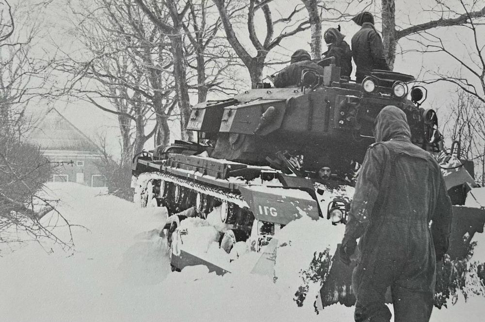 Het leger werd ingezet, ook met zwaar materieel (foto uit het Sneeuwboek, Groningen feb '79)