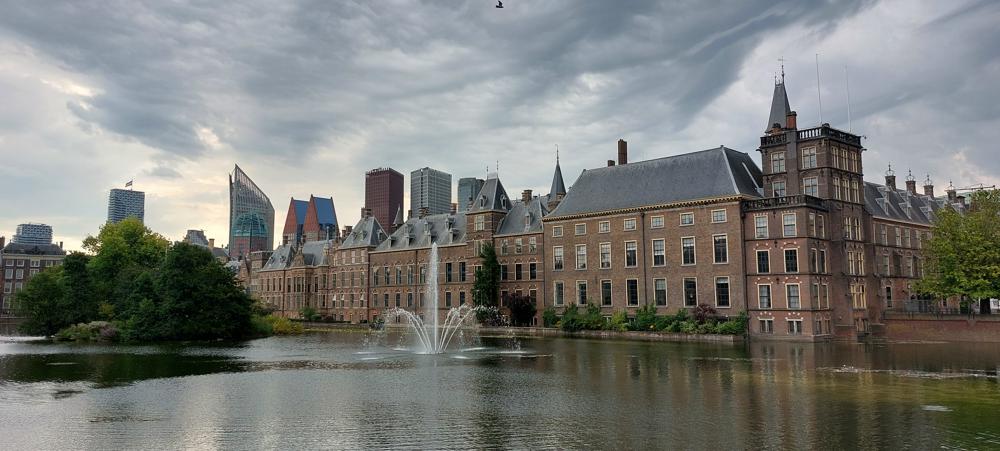 In Den Haag begint de dag morgen bewolkt en grijs. Later breekt de zon door.