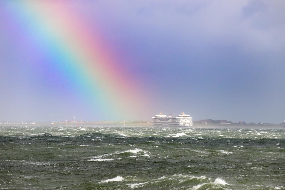 Regenboog - Het zonlicht gebroken door regendruppels (foto: Ilse Kootkar, Den Helder)