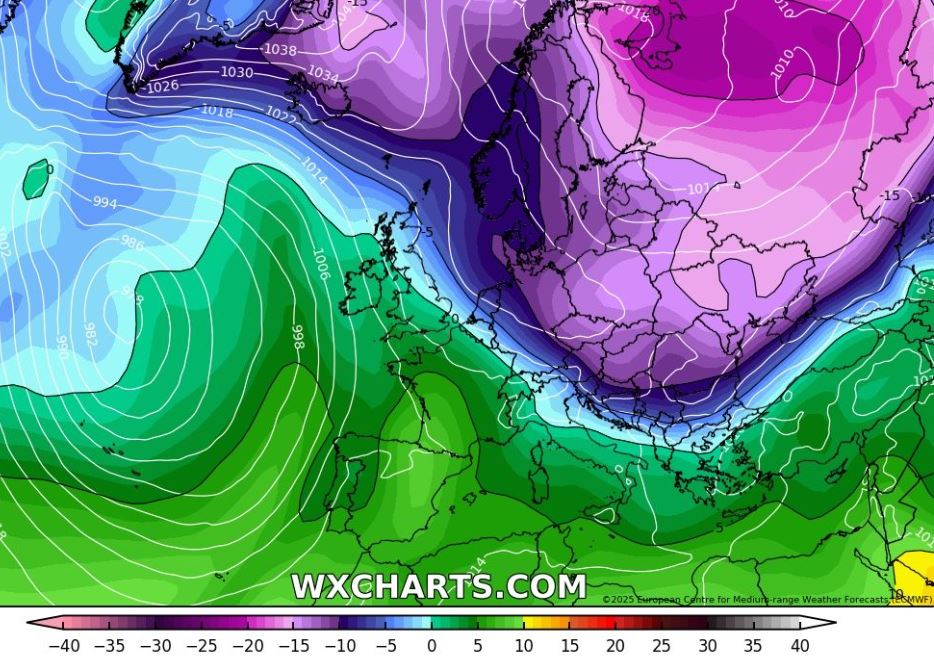 De koude lucht zakt Oost-Europa in. Nederland ligt komende maandag op de grens met de zachtere lucht. (Bron: Wxcharts)