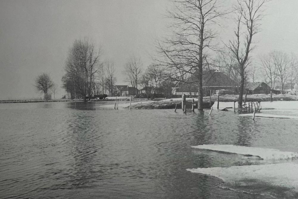 Wateroverlast door smeltwater (nabij Kantens, bron: Sneeuwboek, Groningen feb '79)